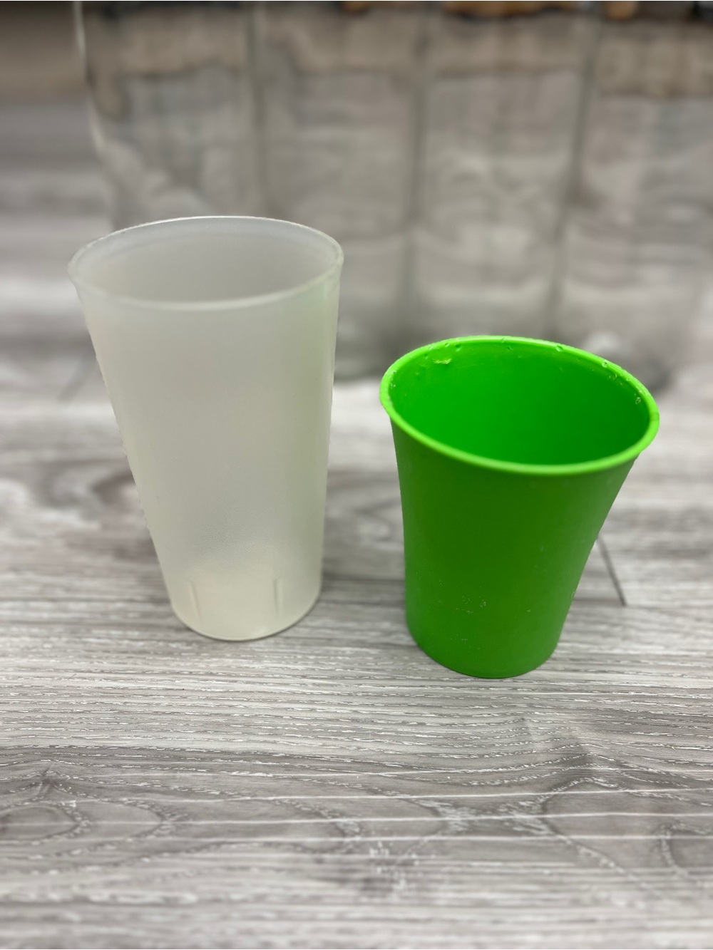 Rubbermaid Green and Frosted Plastic Drinking Cups